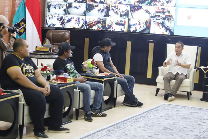 SILATURAHMI: Wali Kota Eri Cahyadi berdiskusi dengan perwakilan Bonek dan Persebaya. (ISTIMEWA)