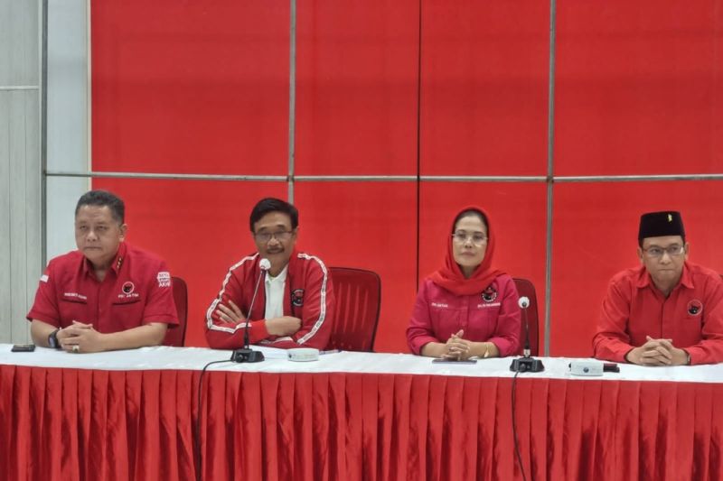 Ketua DPP PDI Perjuangan Bidang Ideologi dan Kaderisasi Djarot Saiful Hidayat (dua dari kiri) saat memberi keterangan pengunduran diri Kusnadi di Surabaya, Sabtu malam (4/2/2023). (ANTARA/HO-Rsj)