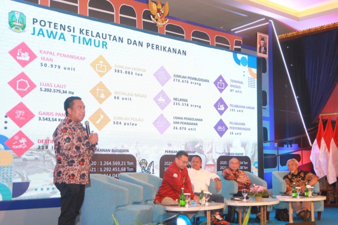 Kepala Dinas Kelautan dan Perikanan (DKP) Jawa Timur M Isa Anshori (berdiri) menyampaikan materi dalam Seminar Nasional Pemanfaatan Ruang Pesisir dan Laut di Hotel Platinum Surabaya, Kamis (16/5). (KRIS PWI FOR RADAR SURABAYA)