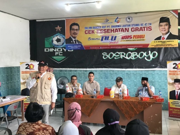 PEDULI: Penasihat Utama PT DLU, Bambang Haryo Soekartono (BHS) menyapa warga RW 04 Dinoyo Sekolahan yang datang di kegiatan cek kesehatan gratis bersama DLU Peduli, Selasa (21/2). (Nurul Afiah/Radar Surabaya)