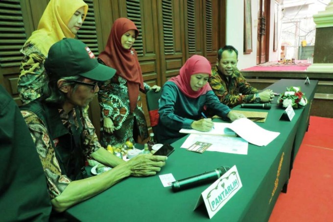 Pantarlih dan Petugas Pemutakhiran Data Pemilih (PPDP) Kelurahan Jemur Wonosari, Kecamatan Wonocolo melakukan pencocokan dan penelitian (coklit) data pemilih di Kediaman Gubernur Jawa Timur Khofifah Indar Parawansa, di Jemursari, Surabaya, Jumat (24/2) pa