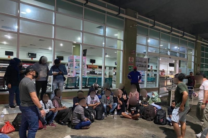 Departemen Imigrasi Malaysia (JIM) menahan 63 WNI yang diduga masuk secara ilegal ke Malaysia dalam Operasi Kenyalang di Bintulu, Sarawak (17/2/2022). (Jabatan Imigresen Malaysia via Facebook)