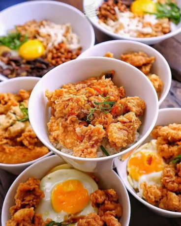 Ilustrasi rice bowl dengan aneka menu olahan ayam. (ISTIMEWA)