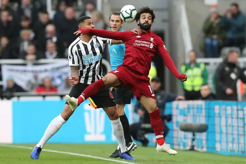 Mohammed Salah menyundul bola dalam laga melawan Newcastle United, Minggu dinihari (18/2). (ISTIMEWA/PREMIERLEAGUE.COM)