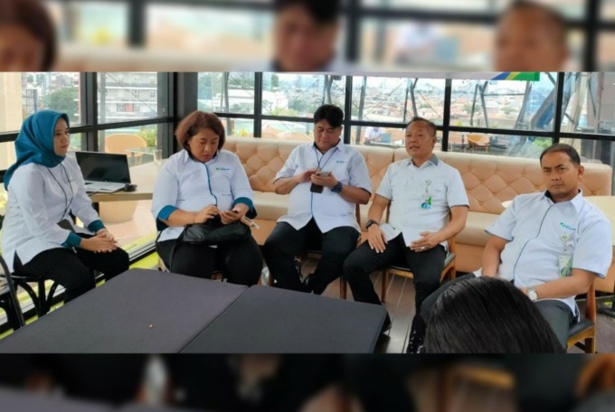OPTIMIS: Deputi Direktur Wilayah BPJamsostek Kanwil Jawa Timur, Hadi Purnomo (dua dari kanan) saat berbincang terkait target capaian iuran tahun, Senin (30/1).