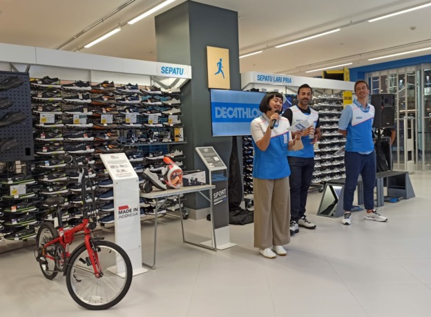EKSPANSI: Dari kiri; Karina Soegarda, Sanveer Giil dan Jeremi Rupport menjelaskan ekspansi Decathlon di Surabaya karena kota Pahlawan ini memiliki market  yang besar untuk produk peralatan olahraga. (M. AFIQ FIRDAUS)