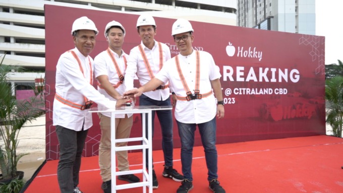 GROUND BREAKING: Dari kiri; Sutoto Yakobus, Randie Tanjung, Lauw Hendra dan Yuliarso Christiono secara simbolis bersama-sama menekan tombol dimulainya ground breaking Hokky Supermarket. (ISTIMEWA)