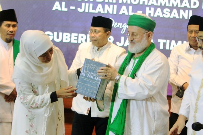 KENANGAN: Sayyid Muhammad Fadhil memberikan kenang-kenangan 6 jilid Kitab Tafsir Al Jailani kepada Gubernur Khofifah Indar Parawansa. (ANDY SATRIA/RADAR SURABAYA)