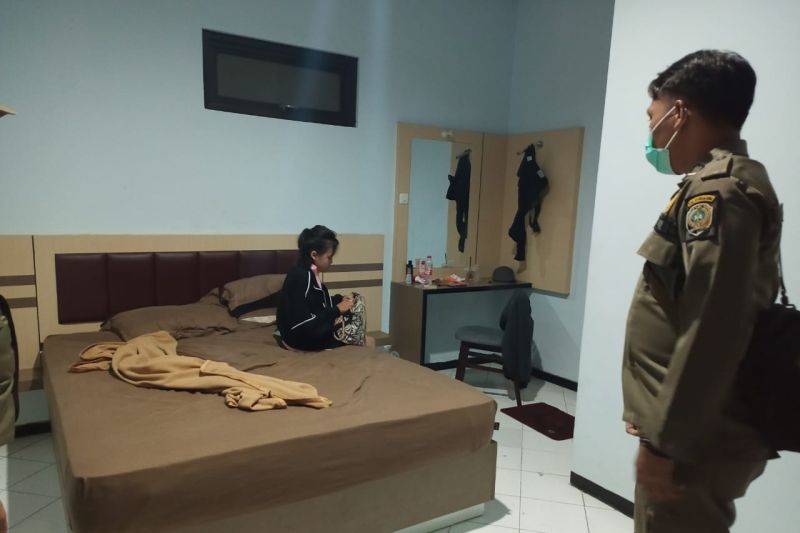 Petugas saat merazia kamar salah satu hotel yang digunakan pasangan di luar nikah di salah satu hotel di Tulungagung, Sabtu (11/2/2023) malam. (ANTARA/HO - JP)