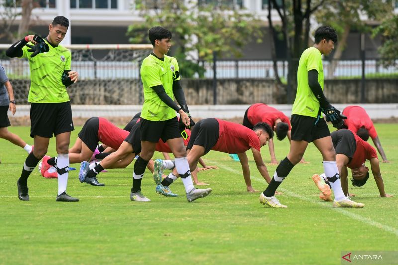 Pesepak bola Timnas Indonesia U-20 mengikuti latihan di Lapangan A, Kompleks Gelora Bung Karno, Senayan, Jakarta, Sabtu (18/2/2023). Tmnas U-20 menjalani pemusatan latihan menjelang kejuaraan Piala Asia U-20 2023 di Uzbekistan yang akan dimulai pada 1 Mar