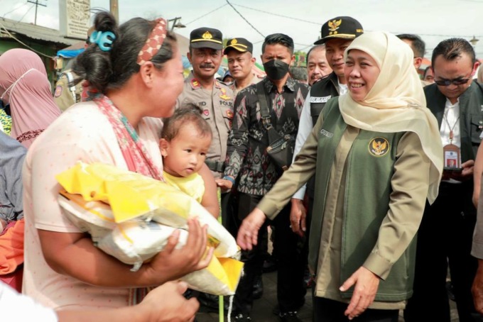 Gubernur Khofifah menyampaikan beras ke masyarakat dalam operasi pasar. (ISTIMEWA)