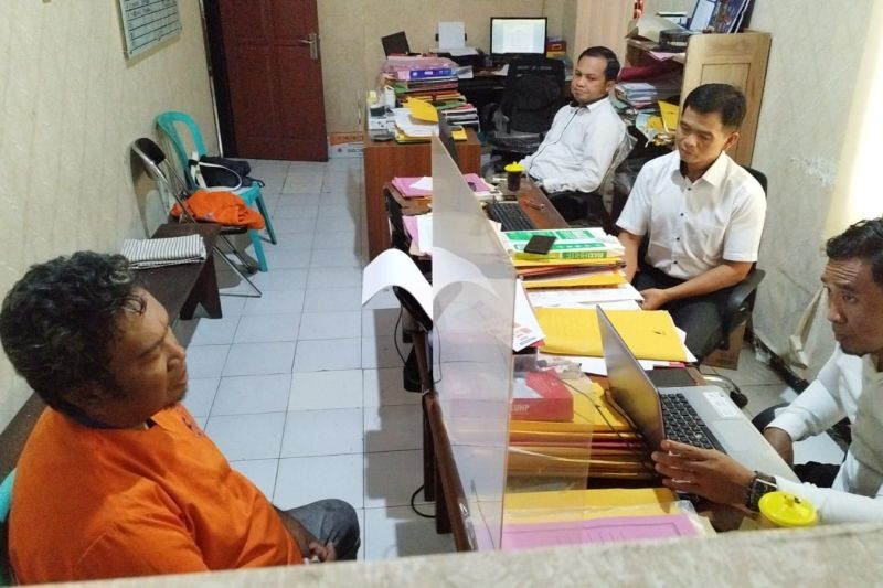 Penyidik Unit Reskrim Polsek Kota Banyuwangi memeriksa terduga pencabulan siswi SD. (ANTARA/HO)