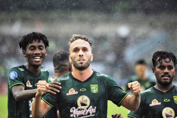 GOL: Pemain Persebaya Surabaya Ze Valente melakukan selebrasi bersama rekannya usai membobol gawang PSS Sleman di Stadion Gelora Joko Samudro, Gresik, Senin (13/2). (ANDY SATRIA/RADAR SURABAYA)