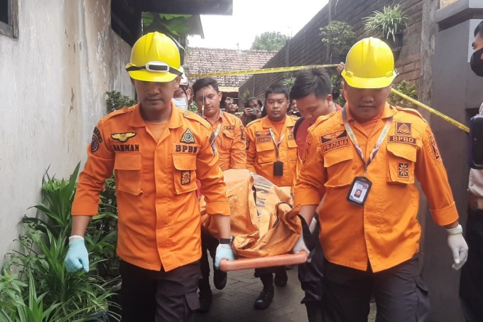 EVAKUASI: Petugas mengevakuasi jasad korban kebakaran rumah di Jalan Menanggal III, Surabaya, Senin (27/2).  (SURYANTO/RADAR SURABAYA)
