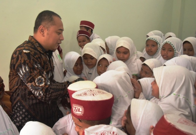 AKRAB: Wali Kota Surabaya Eri Cahyadi berbincang dengan siswa SD/MI Cokroaminoto, Surabaya, Senin (6/2). (SURYANTO/RADAR SURABAYA)
