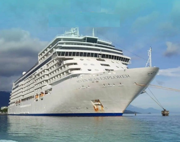 Kapal pesiar Seven Seas Explorer berlabuh di Pelabuhan Tanjung Perak, Rabu (15/2).  (ISTIMEWA)