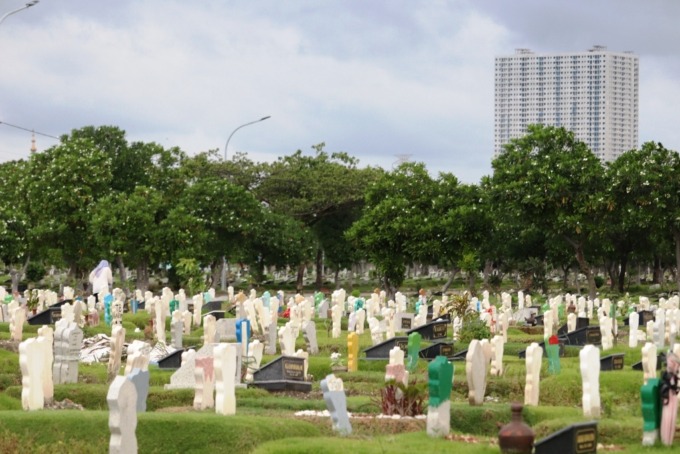 OVERLOAD: Tempat pemakaman umum (TPU) Babat Jerawat kian penuh sejak pandemi Covid-19. (ANDY SATRIA/RADAR SURABAYA)
