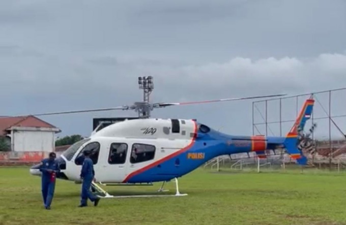 Helikopter yang ditumpangi rombongan Kapolda Jatim terpaksa landing di lapangan Rejotangan, Tulungagung. (IST)