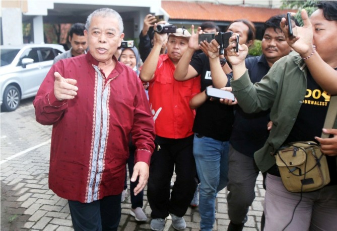 FOKUS KASUS: Ketua DPRD Jatim Kusnadi seusai diperiksa KPK di Surabaya. ANDY SATRIA/RADAR SURABAYA
