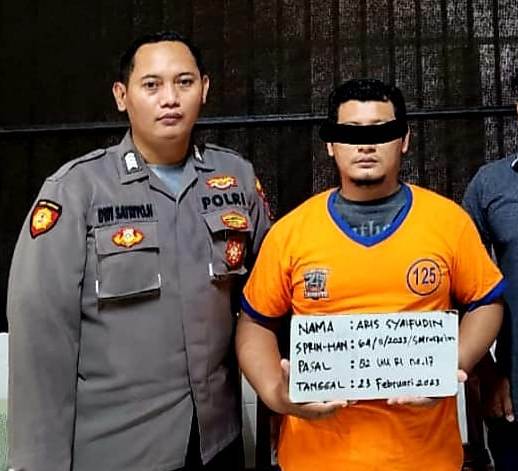 SELALU MENGAKU KHILAF: Tersangka AR diamankan di Polrestabes Surabaya. (ISTIMEWA)