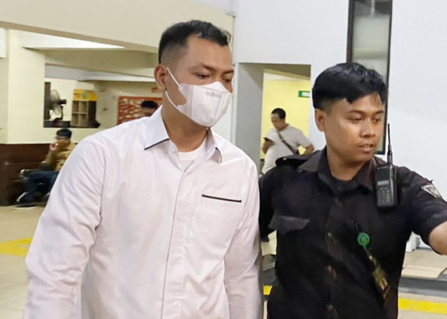 TANGGUNG JAWAB: Terdakwa tragedi Kanjuruhan dikawal saat mengikuti sidang di PN Surabaya. (ISTIMEWA)