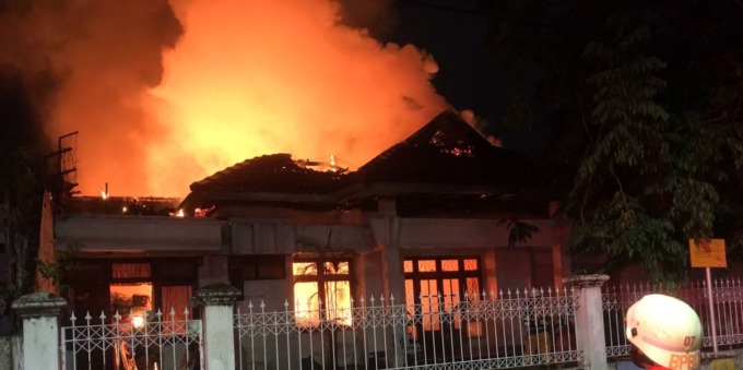 SIGAP: Petugas DPKP menyemprot titik api yang membakar rumah di Rungkut Mapan. (IST)