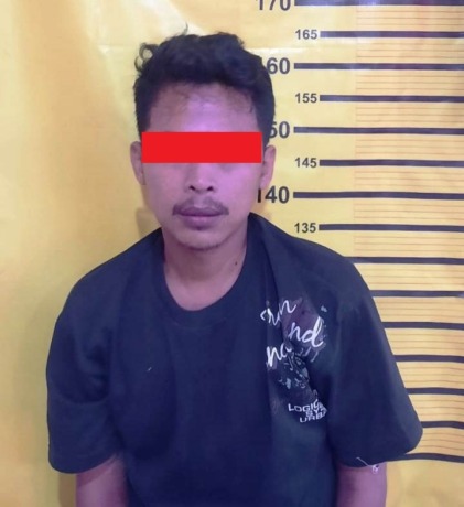 PEMAIN LAMA: Tersangka MI diamankan bersama barang bukti di Polsek Tambaksari. (IST)