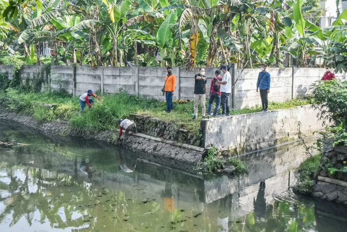 DIBERSIHKAN: Petugas membersihkan saluran yang terhubung dengan Avour Wonorejo. (ISTIMEWA)