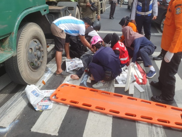 EVAKUASI: Petugas mengevakuasi korban kecelakaan di Jalan Rajawali, Surabaya. (IST)