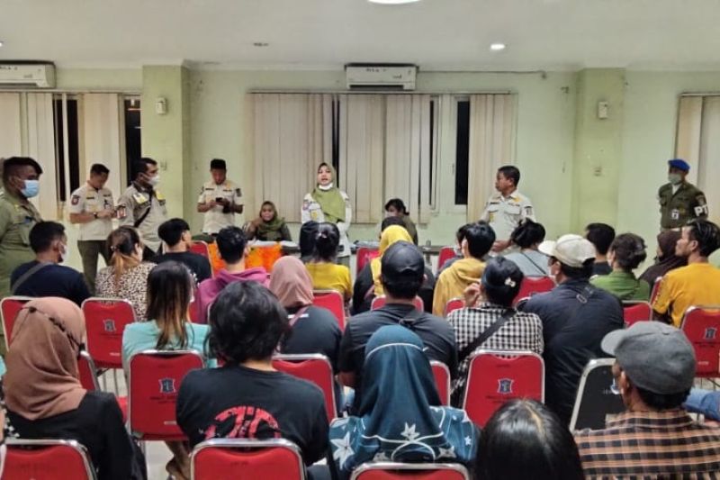 Sebanyak 26 pasangan bukan suami istri terjaring razia Valentine atau Hari kasih Sayang oleh petugas Satpol PP di sejumlah hotel Kota Surabaya, Jawa Timur, pada Selasa (14/2/2023) malam hingga Rabu (15/3/2023) dini hari. Mereka selanjutnya dikumpul di kan