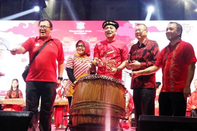 TRADISI TIONGHOA: Wali Kota Surabaya Eri Cahyadi saat membuka perayaan Cap Go Meh di Wisata Pecinan Kya Kya Kembang Jepun, Minggu (12/2). (SURYANTO/RADAR SURABAYA)