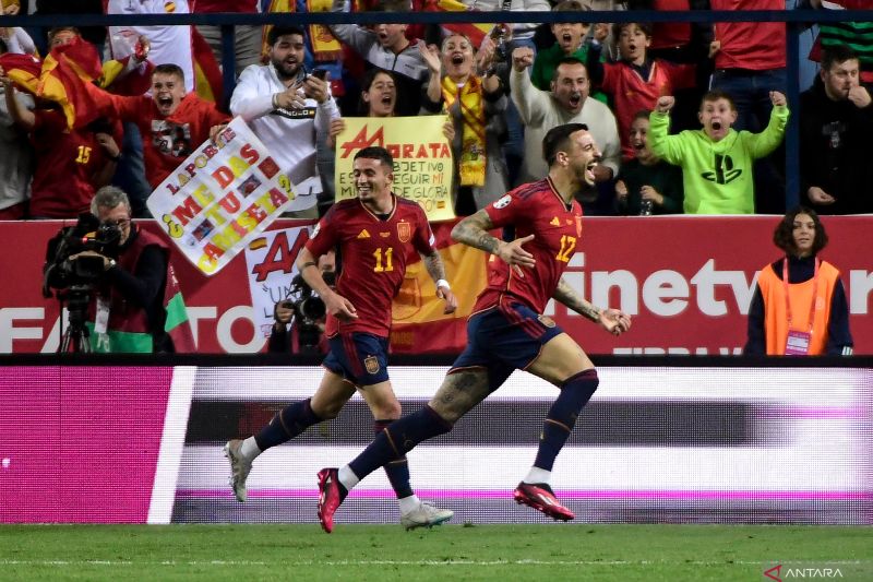 Penyerang Spanyol Joselu (kanan) melakukan selebrasi dengan Yeremy Pino setelah mencetak gol dalam pertandingan Grup A Kualifikasi Piala Eropa 2024 di La Rosaleda, Malaga pada 26 Maret 2023. (ANTARA/AFP/CRISTINA QUICLER)