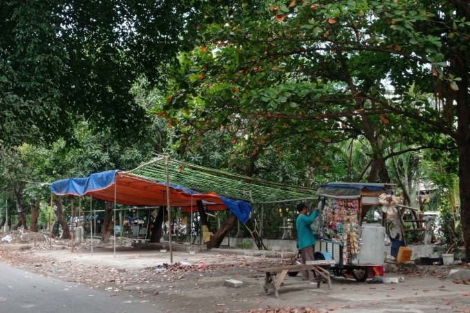 DITATA: Lahan pedagang kaki lima (PKL) di Jalan Srikana, Surabaya, Kamis (23/3), bakal dibangun sentra kuliner. (SURYANTO/RADAR SURABAYA)