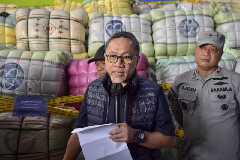 Menteri Perdagangan (Mendag) Zulkifli Hasan ditemui saat memimpin pemusnahan pakaian bekas asal impor sebanyak 824 bal senilai Rp10 miliar di Komplek Pergudangan Jaya Park, Sidoarjo, Senin (20/3/2023). (ANTARA/Ho/Kementerian Perdagangan/dok.Pri)