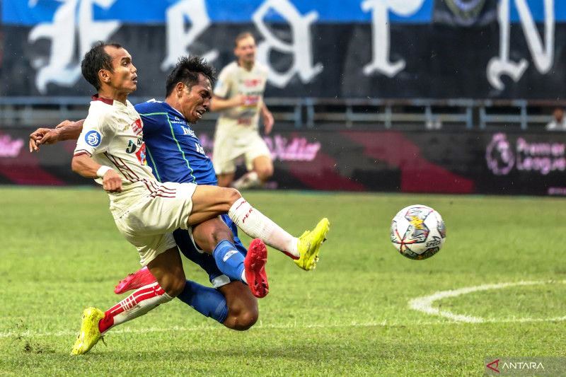 ILUSTRASI LIGA 1: Pesepakbola Persib Bandung Frets Butuan (kanan) berebut bola dengan pesepakbola Persija Jakarta Riko Simanjuntak (kiri) saat menjalani laga tunda BRI Liga 1 di Stadion Gelora Bandung Lautan Api, Bandung, Jawa Barat, Rabu (11/1/2023). (AN
