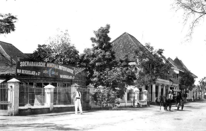 DI KREMBANGAN: Pabrik air mineral Soerabaiasche Mineraalwater Fabriek Merk Boelan Van Berckelaer & Co sekitar tahun 1890 1910. (KITLV)