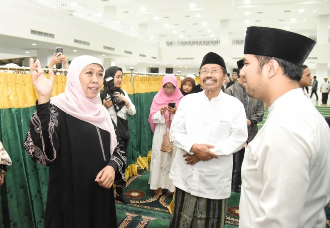 Gubernur Khofifah bersama Wagub Emil Dardak saat melakukan salat tarawih hari pertama di Masjid Islamic Center Surabaya. (ANDY SATRIA/RADAR SURABAYA)