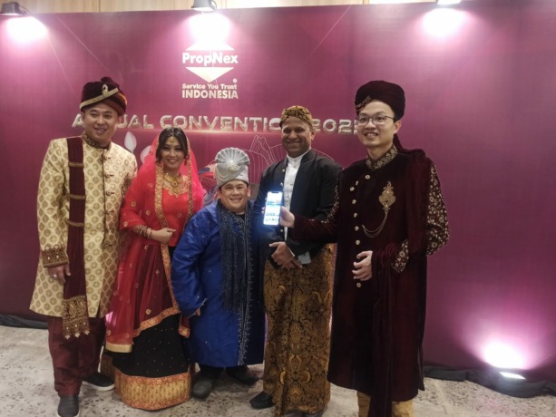 GARAP MARKET ASING. Luckyanto (kanan), Ismail Gafoor (dua dari kanan) dan pimpinan Propnex Indonesia menunjukan platform digital marketing yang dikembangkan untuk memacu penjualan properti terutama dari pembeli asing. (M. Afiq Firdaus/Radar Surabaya)