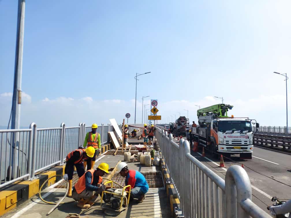 ENERGIZE: Tim PLN UIP JBTB saat proses energize yang diperuntukkan untuk infrastruktur ketenagalistrikan interkoneksi Jawa-Madura. (ISTIMEWA)