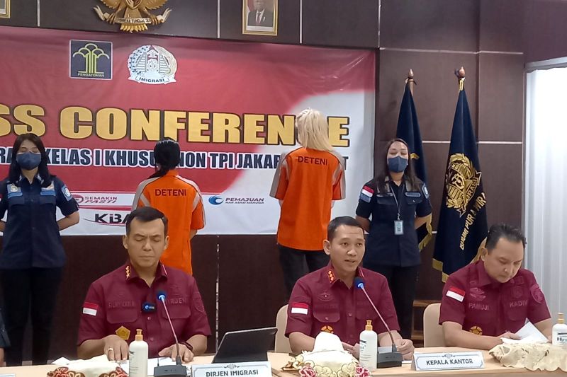 Direktur Jenderal Imigrasi Kementerian Hukum dan HAM Silmy Karim dalam jumpa pers di Jakarta Barat, Jumat (31/3/2023). ANTARA/Walda