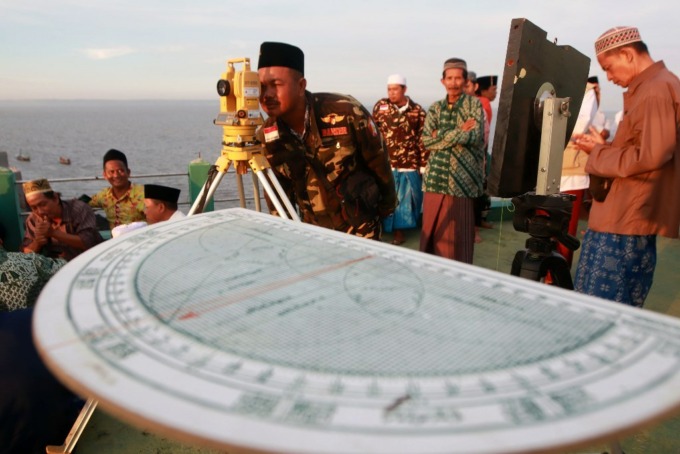 RUKYATUL HILAL:Anggota PCNU Surabaya bersama pengurus Masjid Al Mabrur, Nambangan, melakukan rukyatul hilal di atap masjid untuk menentukan awal Ramadan 1444 H, Rabu (22/3). (ANDY SATRIA/RADAR SURABAY)