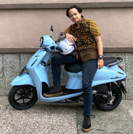David Gunawan dengan Yamaha Grand Filano Hybrid-Connected miliknya yang menjadi kendaraan transportasi sehari-hari. (ISTIMEWA)