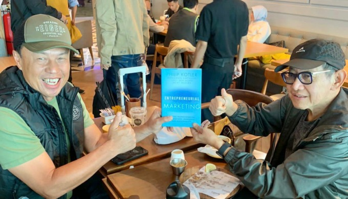 Hermawan Kartajaya (kanan) selaku Founder & Chairman MarkPlus Corp bersama Ronny Lukito, Founder PT Eigerindo Multi Produk Industri, dalam peluncuran toko baru EIGER Adventure di Interlaken, Swiss. (ISTIMEWA)