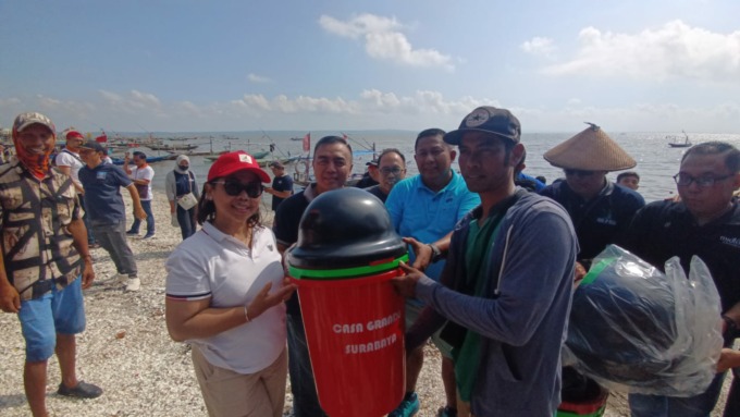 BANTUAN: General Manager Grand Inna Tunjungan Surabaya, Ni Komang Darmiati menyerahkan bantuan tempat sampah yang akan ditaruh di beberapa titik area Taman Wisata Kenjeran. (ISTIMEWA)
