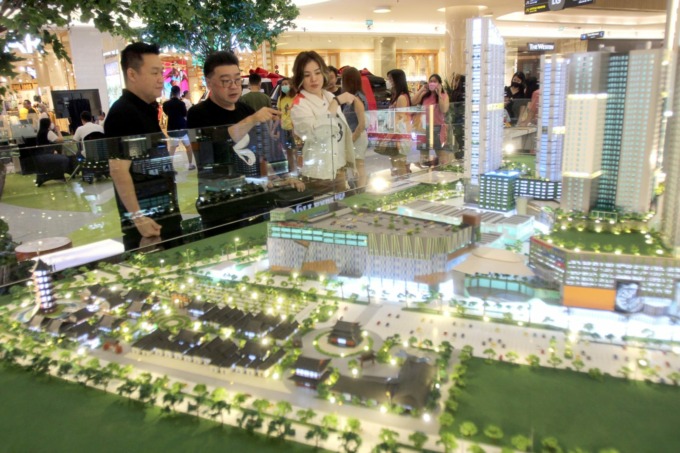OPTIMIS TUMBUH: Sutandi Purnomosidi (tengah) bersama Hario Utomo dan Liliani Harsono menjelaskan rencana pengembangan sejumlah proyek baru di Surabaya yang akan dilakukan tahun ini. Diharapkan tahun ini penjualan Pakuwon Group akan tumbuh 10 persen. (Abdu