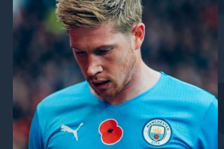 Hiasan bunga Poppy warna merah di jersey pemain Manchester City, Kevin De Bruyne, di Liga Primer Inggris untuk menghormati Remembrance Day. (ISTIMEWA)