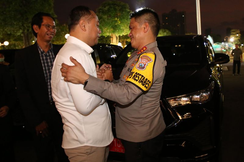 Prosesi penyerahan 11 mobil operasional pinjam pakai itu dilakukan langsung oleh Wali Kota Surabaya Eri Cahyadi dan diterima langsung oleh Kapolrestabes Surabaya Kombes Pol Akhmad Yusep Gunawan di halaman Balai Kota Surabaya, Senin (6/3/2023) malam. (ANTA