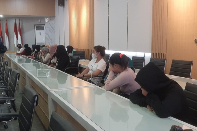 KORBAN MAFIA: Belasan perempuan muda asal Lombok, NTB, diamankan di Mapolda Jatim, Selasa (7/3). (SURYANTO/RADAR SURABAYA)