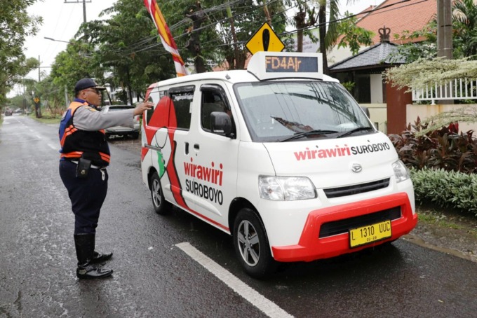 MASUK KAMPUNG: Petugas Dishub memberikan arahan kepada sopir feeder Wirawiri Suroboyo. (SURYANTO/RADAR SURABAYA)