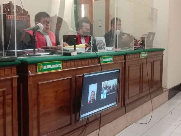 LINTAS PULAU: Elly Herlina diadili di PN Surabaya. (FAJAR/RADAR SURABAYA)
